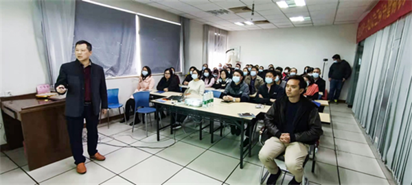 正睿咨詢集團(tuán)項(xiàng)目組老師作項(xiàng)目總結(jié)報告