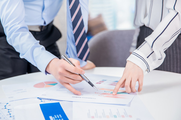 年度經(jīng)營計劃中的多方面分析和策略制定如何操作？