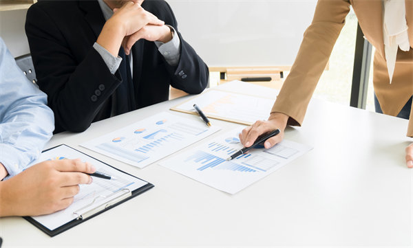 領(lǐng)導(dǎo)力發(fā)展與績效管理：培養(yǎng)領(lǐng)導(dǎo)力，推動(dòng)組織成功