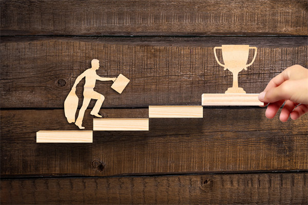 深化員工培訓(xùn)與發(fā)展，提升團(tuán)隊(duì)整體競(jìng)爭(zhēng)力和創(chuàng)新能力