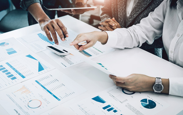 預(yù)算管理過(guò)程中如何有效識(shí)別并控制成本超支風(fēng)險(xiǎn)？