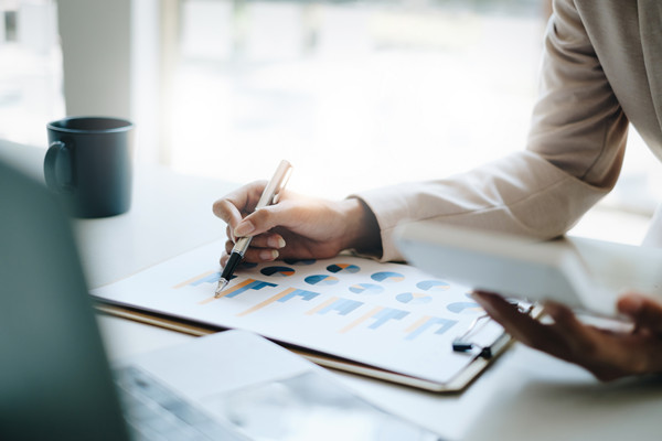 預算管理過程中如何有效應對市場波動與不確定性？