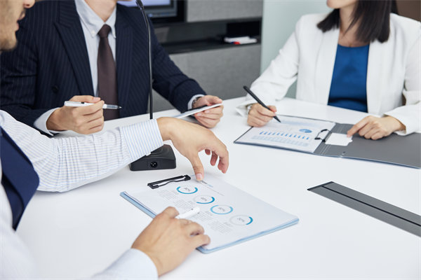 績效管理中，如何有效反饋以促進(jìn)員工持續(xù)改進(jìn)與成長？