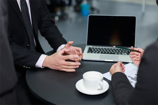 如何實(shí)施360度績效評估，確保反饋全面且客觀？