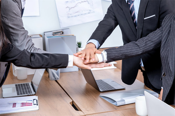 績效考核體系如何平衡短期成果與長期戰(zhàn)略發(fā)展？