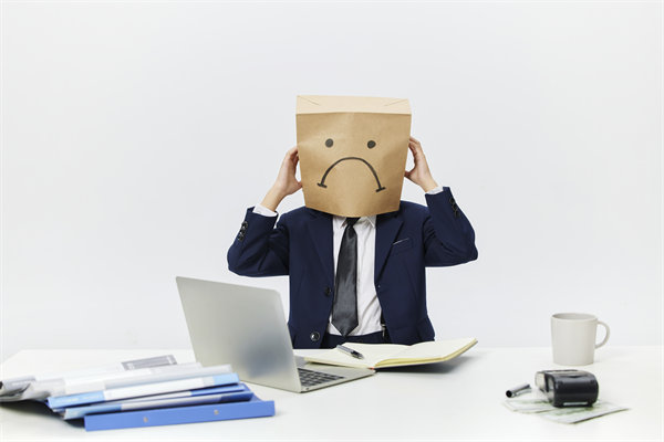 組織變革中，如何管理員工情緒與阻力，確保平穩(wěn)過(guò)渡？