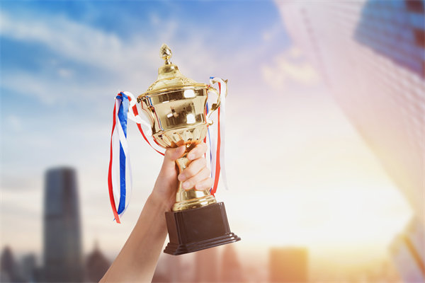 面對(duì)經(jīng)濟(jì)波動(dòng)，企業(yè)應(yīng)該如何靈活調(diào)整薪酬策略？