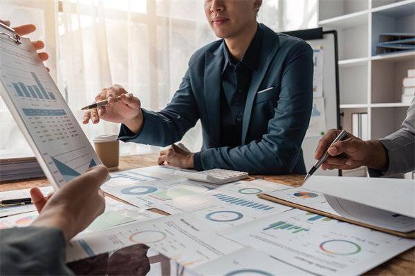 如何利用數(shù)據(jù)分析優(yōu)化年度經(jīng)營(yíng)決策，實(shí)現(xiàn)精準(zhǔn)管理？