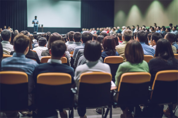 在變革中，如何有效管理組織內(nèi)部的沖突與不確定性？