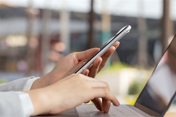 在遠(yuǎn)程工作模式下，如何有效監(jiān)控與評(píng)估員工績(jī)效？