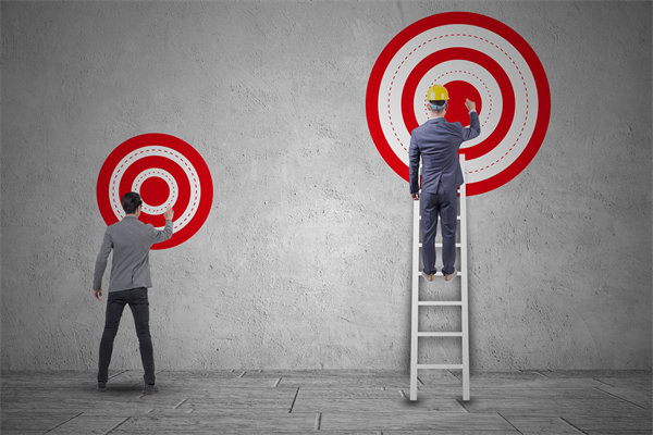 在薪酬體系構(gòu)建時，如何確保公平性，同時滿足員工期望？