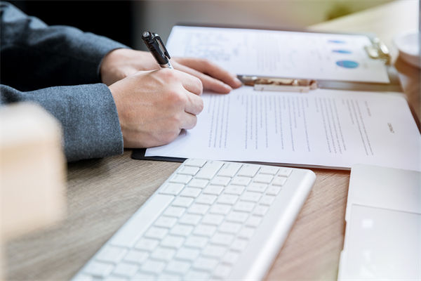 如何確保薪酬績(jī)效體系公平透明，增強(qiáng)員工信任？