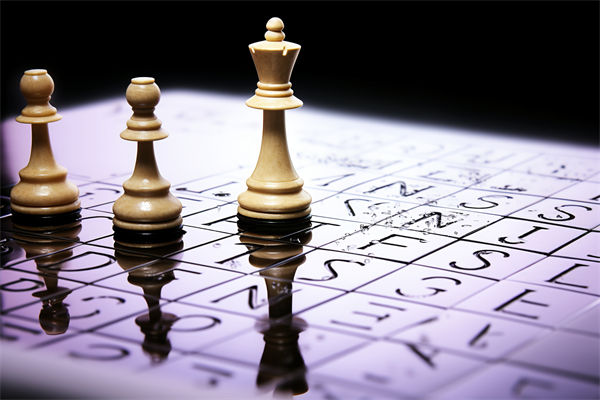 集團(tuán)管控中，如何確保子公司戰(zhàn)略與集團(tuán)目標(biāo)一致？