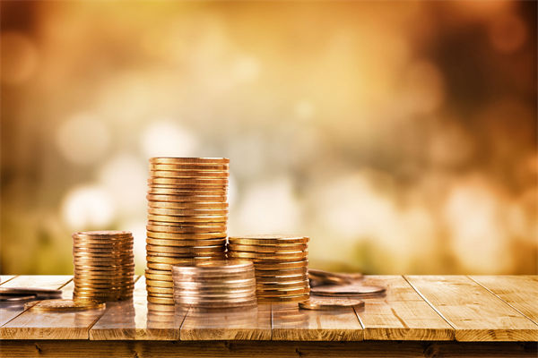 在制定企業(yè)戰(zhàn)略規(guī)劃時(shí)，如何平衡短期與長期目標(biāo)？