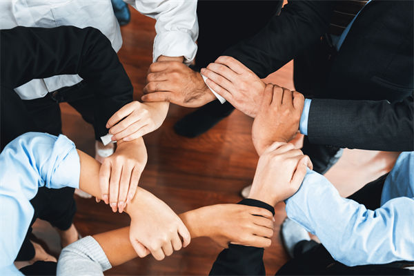 在制定企業(yè)戰(zhàn)略規(guī)劃時(shí)，如何平衡短期與長期目標(biāo)？