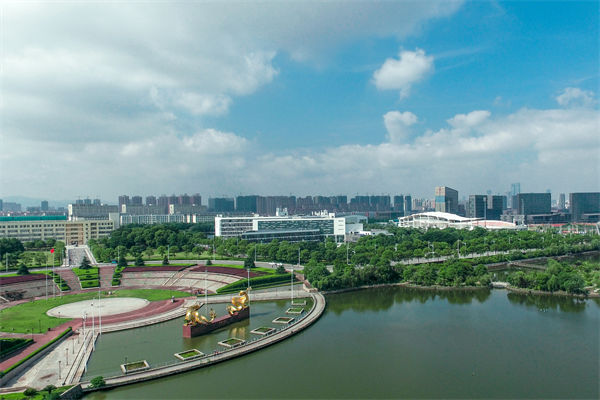 南昌戰(zhàn)略咨詢公司如何為企業(yè)定制長遠(yuǎn)發(fā)展規(guī)劃？