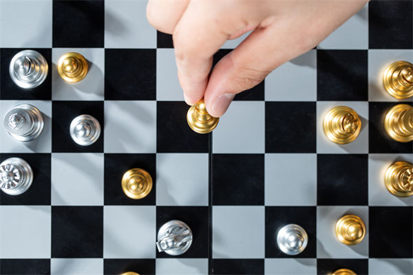 如何有效制定并執(zhí)行長(zhǎng)期戰(zhàn)略計(jì)劃以適應(yīng)市場(chǎng)變化？