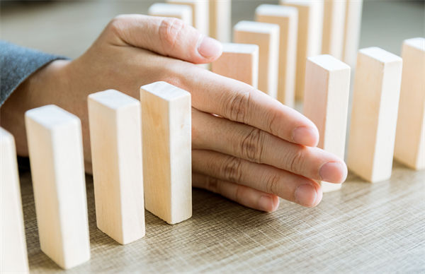 在年度經(jīng)營計(jì)劃中，如何有效識(shí)別并應(yīng)對(duì)潛在風(fēng)險(xiǎn)？