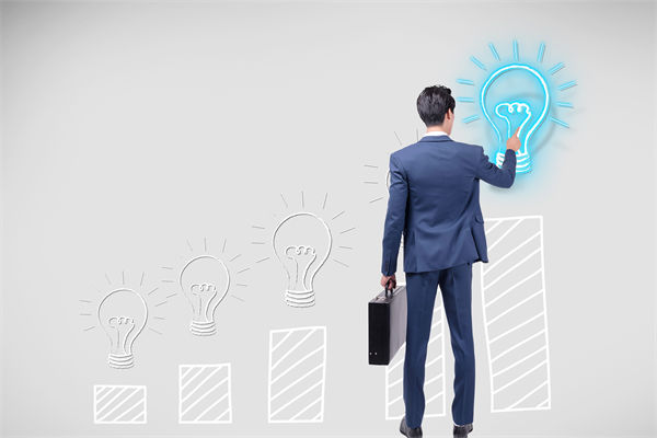 如何通過預(yù)算分析，識(shí)別企業(yè)運(yùn)營(yíng)中的潛在風(fēng)險(xiǎn)與機(jī)遇？