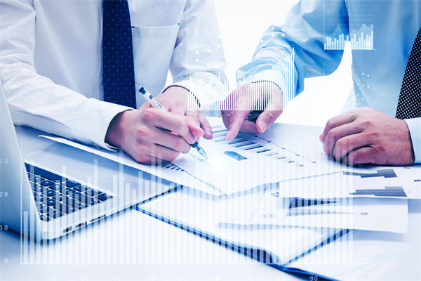 如何通過預(yù)算分析，識(shí)別企業(yè)運(yùn)營(yíng)中的潛在風(fēng)險(xiǎn)與機(jī)遇？