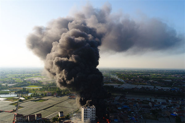山東化工廠爆炸后樓房僅?？蚣埽瑢χ圃鞓I(yè)有何啟示？