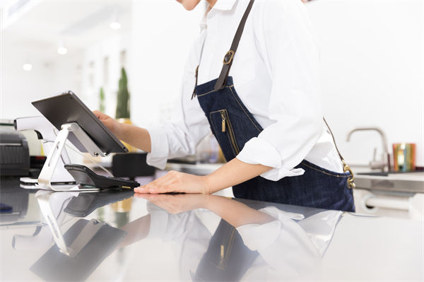 29歲女演員回應(yīng)在餐廳當(dāng)服務(wù)員，人力資源怎么看？