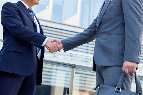 29歲女演員回應(yīng)在餐廳當(dāng)服務(wù)員，人力資源怎么看？