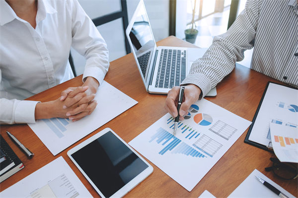 薪酬結(jié)構(gòu)與戰(zhàn)略脫節(jié)，薪酬咨詢?cè)鯓哟罱ㄟm配體系？